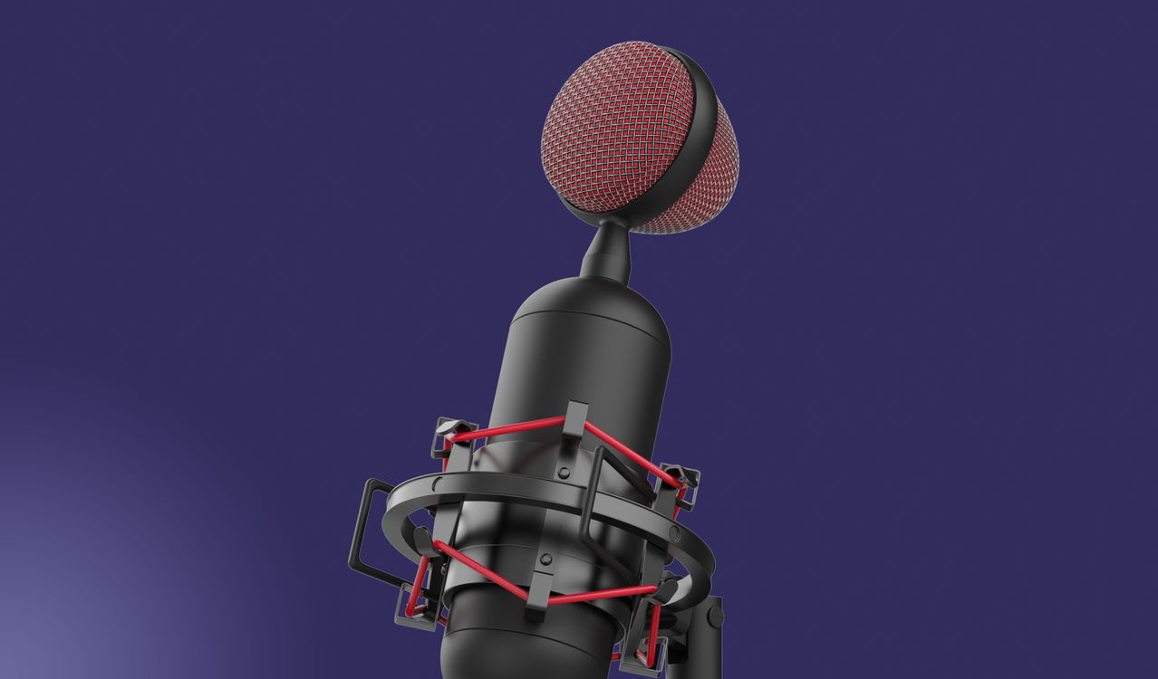 Micrófono USB para streaming Trust GXT 244 Buzz montado en un soporte con amortiguadores, sobre fondo azul oscuro.
