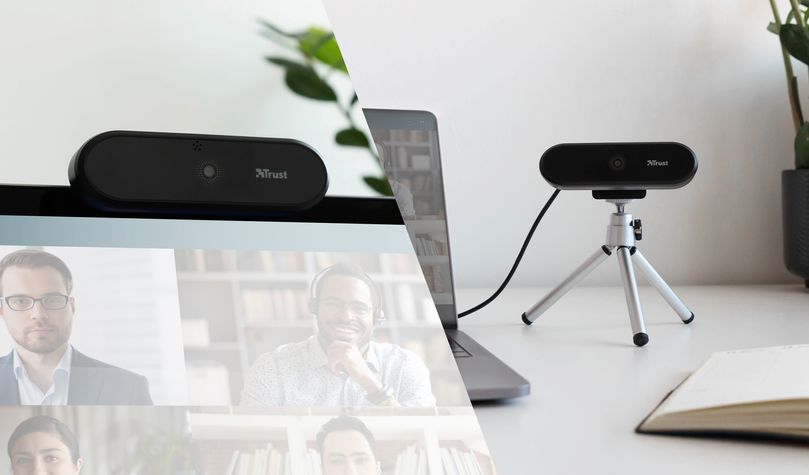 Una imagen dividida en 2. Del lado izquierdo hay una Cámara web Full HD Trust Tyro está colocada sobre un monitor en una oficina con decoración minimalista. Del lado derecho, hay otra Cámara web Full HD Trust Tyro sobre un trípode. En la pantalla del monitor se muestra una videoconferencia con varios participantes.