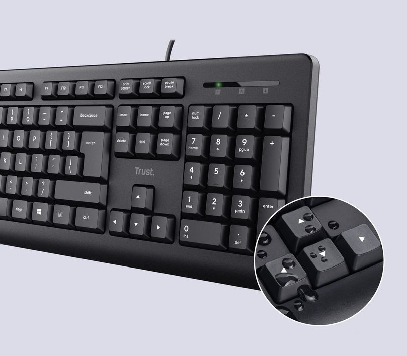 Teclado de color negro Trust Primo, con detalle de las teclas mostrando su diseño resistente a salpicaduras.