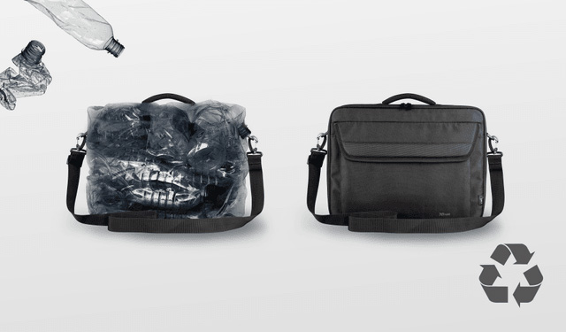 Bolso Trust Atlanta fabricado con materiales reciclados junto a botellas plásticas y símbolo de reciclaje