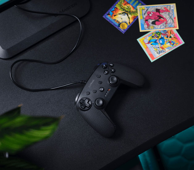 Controlador gaming Muta GXT 541 negro de Trust con cable en escritorio oscuro, textura antideslizante, listo para que vos jugás con precisión.