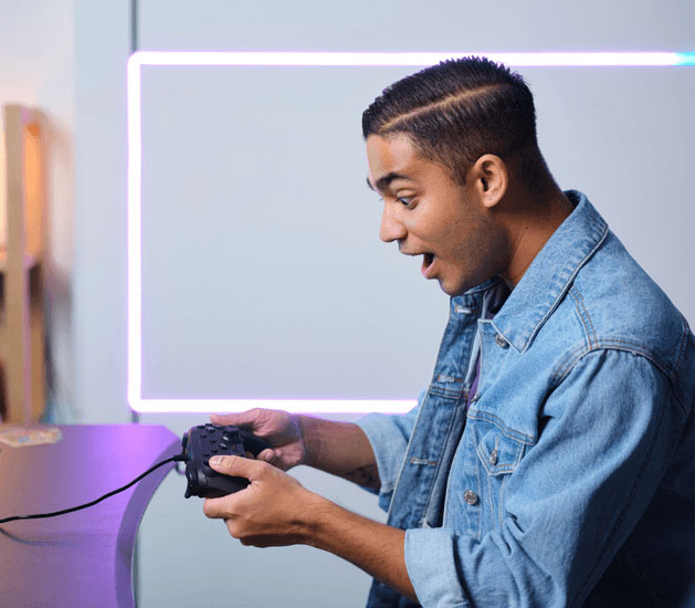 Gamer sorprendido sosteniendo el controlador Trust GXT 541 Muta.