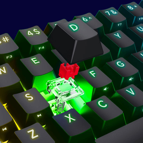 Detalle de una tecla removida que muestra el switch mecánico rojo del teclado Trust GXT 867 Acira con iluminación RGB verde