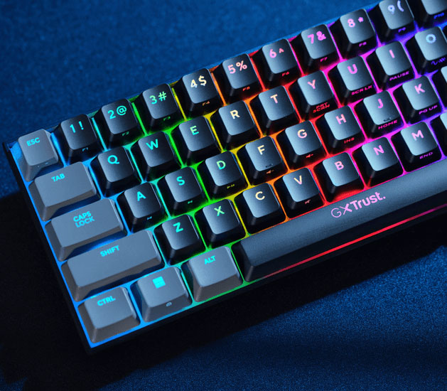 Vista en ángulo del teclado mecánico mini Trust GXT 867 Acira con iluminación RGB arcoíris