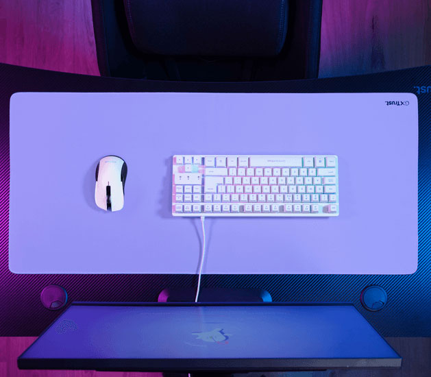 Vista superior de un escritorio con un mousepad XXL Purple, con un teclado y mouse.