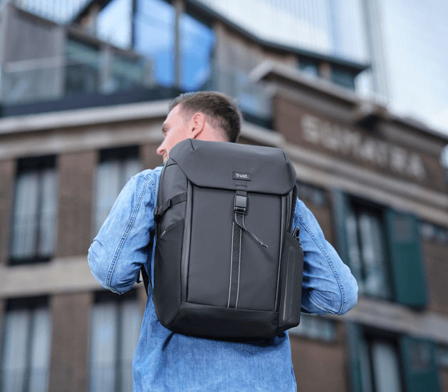 Persona usando la mochila Trust Jersey Travel Backpack negra en la ciudad
