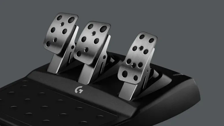 Primer plano de la pedalera de tres pedales (acelerador, freno y embrague) del Logitech G923 TRUEFORCE con acabado en metal cepillado y base negra.