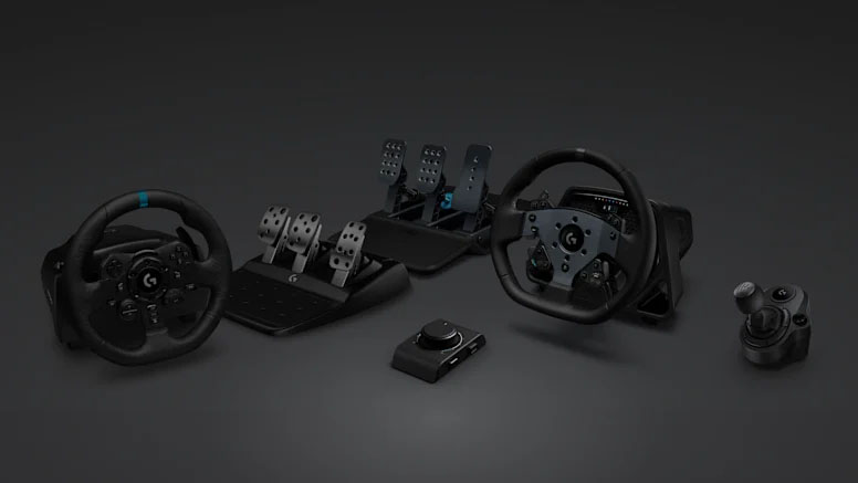 Conjunto de accesorios de Logitech G, incluyendo los volantes G29 y G920 con sus pedaleras de tres pedales, un dial de control y una palanca de cambios manual