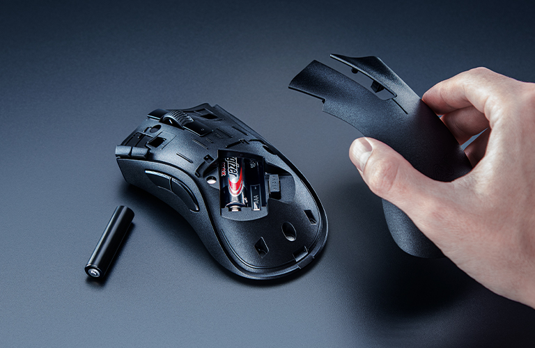 Mouse para Juegos Razer DeathAdder V2 X HyperSpeed, mostrando la ranura híbrida para pilas