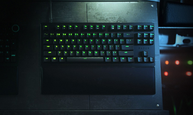 Razer Huntsman V2 tenkeyless Hero Image