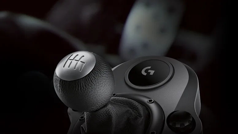 Primer plano de la palanca de cambios manual Driving Force Shifter de Logitech G, mostrando la perilla con patrón de seis velocidades y marcha atrás