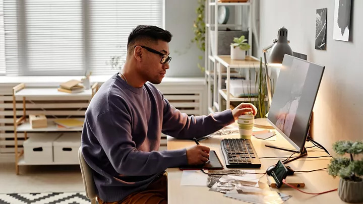 Hombre creador con un lápiz óptico