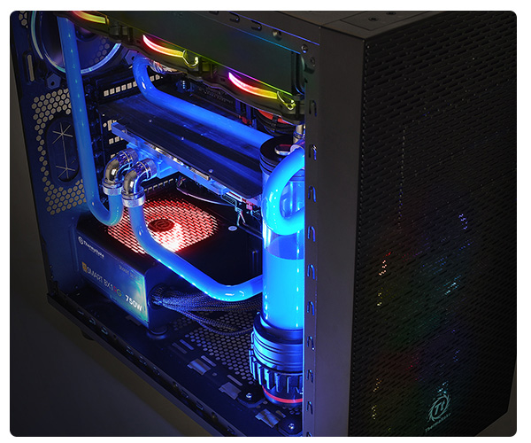 La iluminación RGB de la fuente instalada en un gabinete con otros componentes con iluminación RGB
