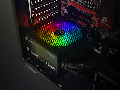 La iluminación RGB de la fuente instalada en un gabinete