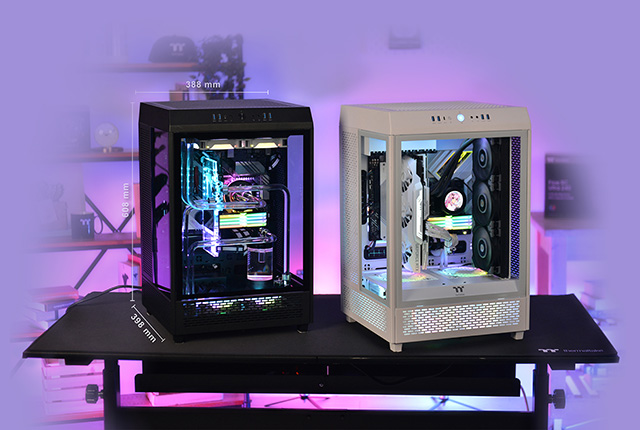 Dos Gabinetes Thermaltake The Tower 500, uno negro y uno blanco (snow), sobre una mesa. ya armados, con componentes internos iluminados por RGB. la versión en negro tiene detalladas las medidas del gabinete: 388 mm de ancho, 608 mm de alto y 398 mm de profundidad