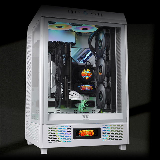 Gabinete Thermaltake Tower 500 Snow, con componentes internos instalados, ejemplo de imagenes en la pantalla LCD opcional y mostrando la misma imagen en pantallas LCD del cooler de CPU