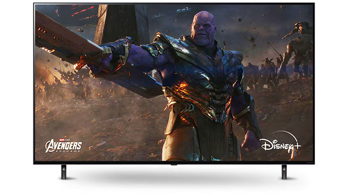 Una pantalla muestra una escena de Avengers Endgame. A continuación, un diagrama muestra dos de las imágenes de arriba, divididas para mostrar el contraste.