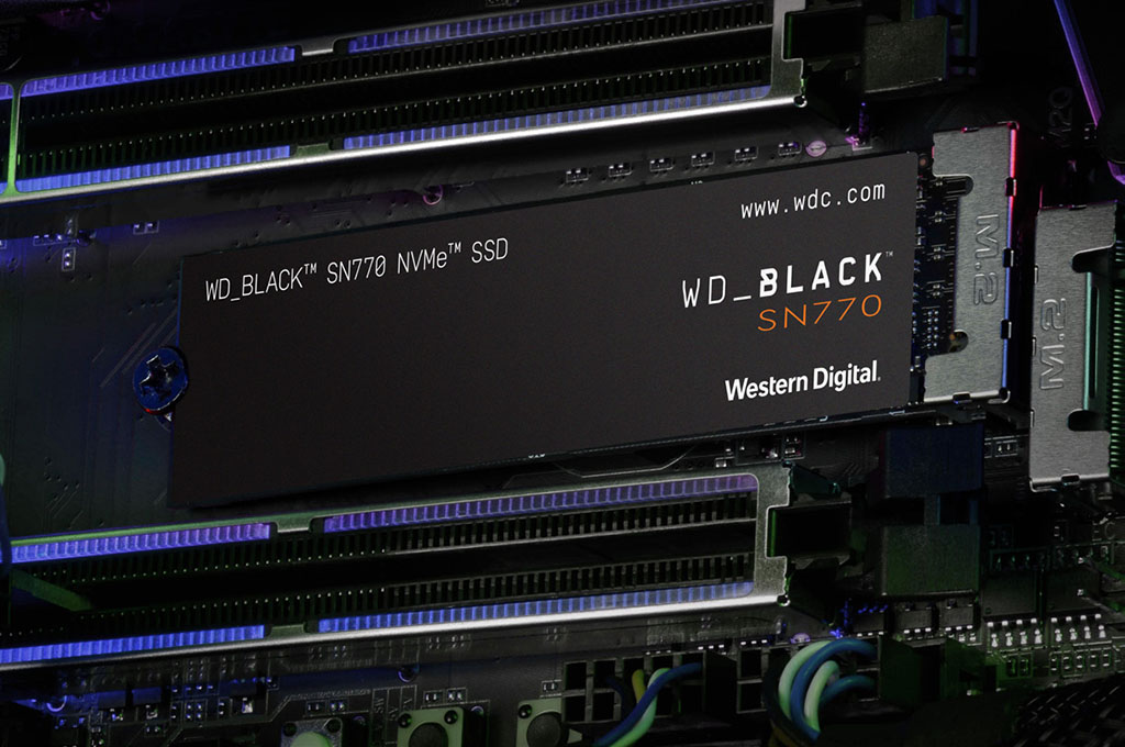 vista frontal del disco WD_Black™ SN770 NVMe™ SSD instalado en la ranura M.2 de un motherboard