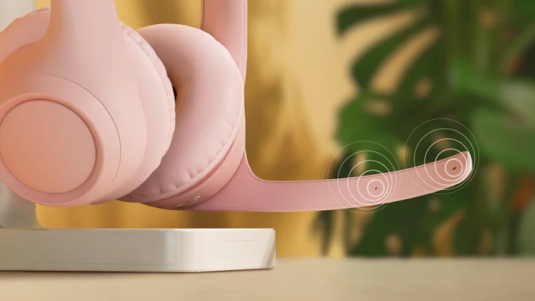Primer plano de la orejera y el micrófono de los auriculares inalámbricos Logitech Zone 300 en color rosa, con ondas sonoras ilustrativas alrededor de la punta del micrófono que está levantado sobre una base blanca.